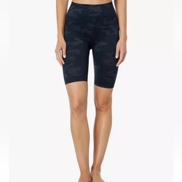 NEW SPANX Women’s Lamn High Waisted Bike Short 8” Black Camo Size L/XL 50180R - Picture 4 of 13